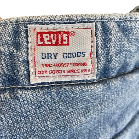 Vintage Levi’s Hirise Velcro Pocket Denim Cargo Shorts Dry Goods Red Tab Size 38 - Picture 4 of 16